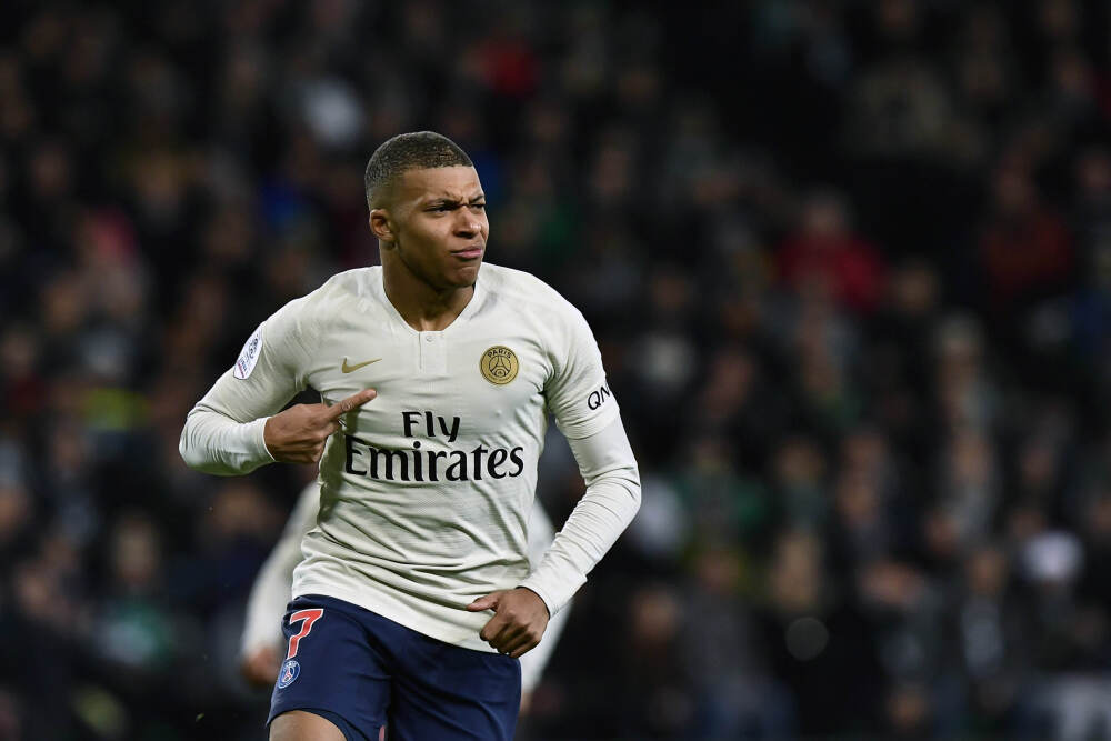 华凯易佰：12月4日高管庄俊超增持股份合计30万股